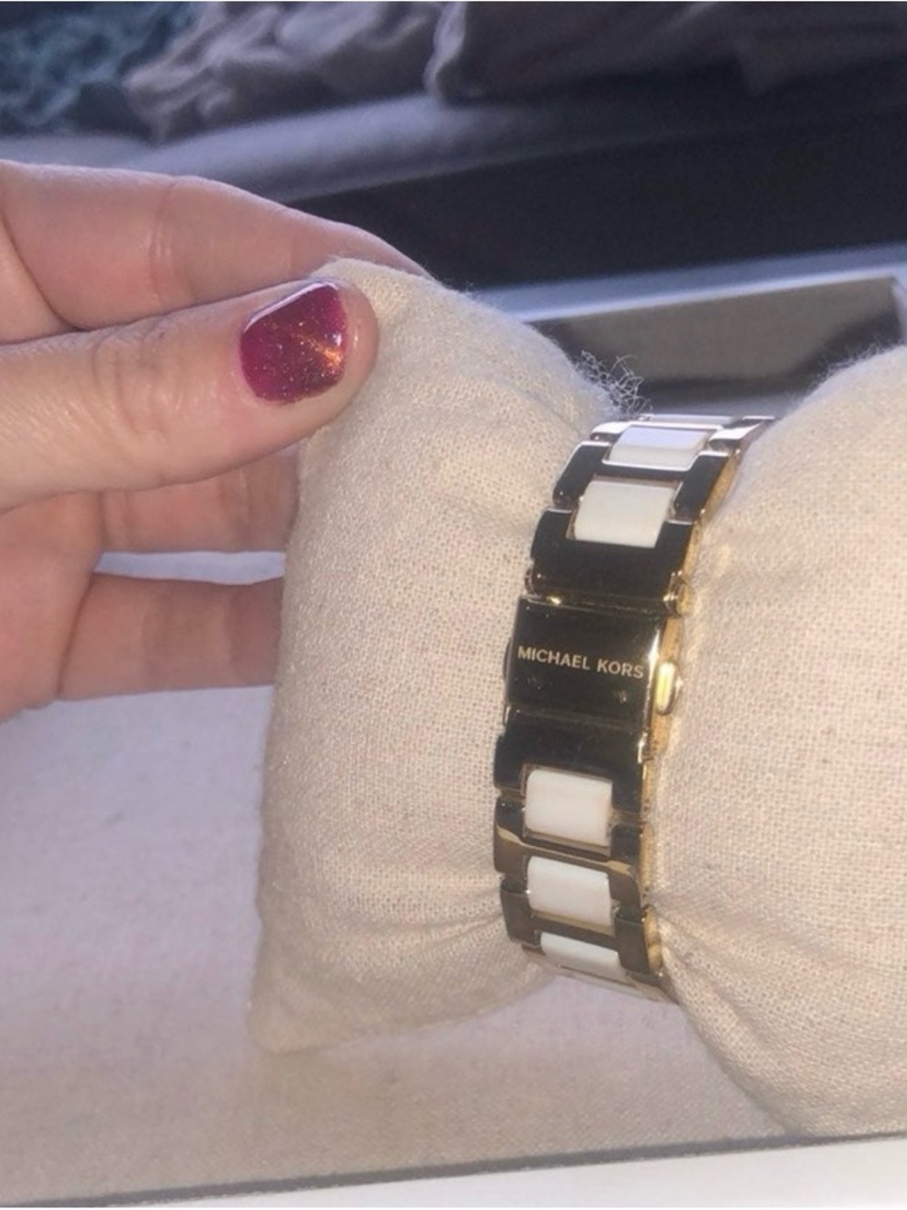 Michael Kors Gold Tone Watch with White Dial and Ceramic Links - Picture 4 of 6